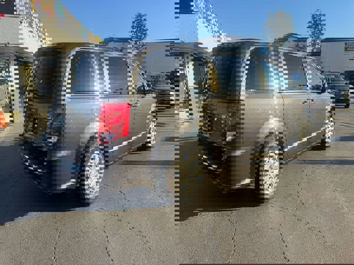 Used 2019 Dodge Grand Caravan SE image 4