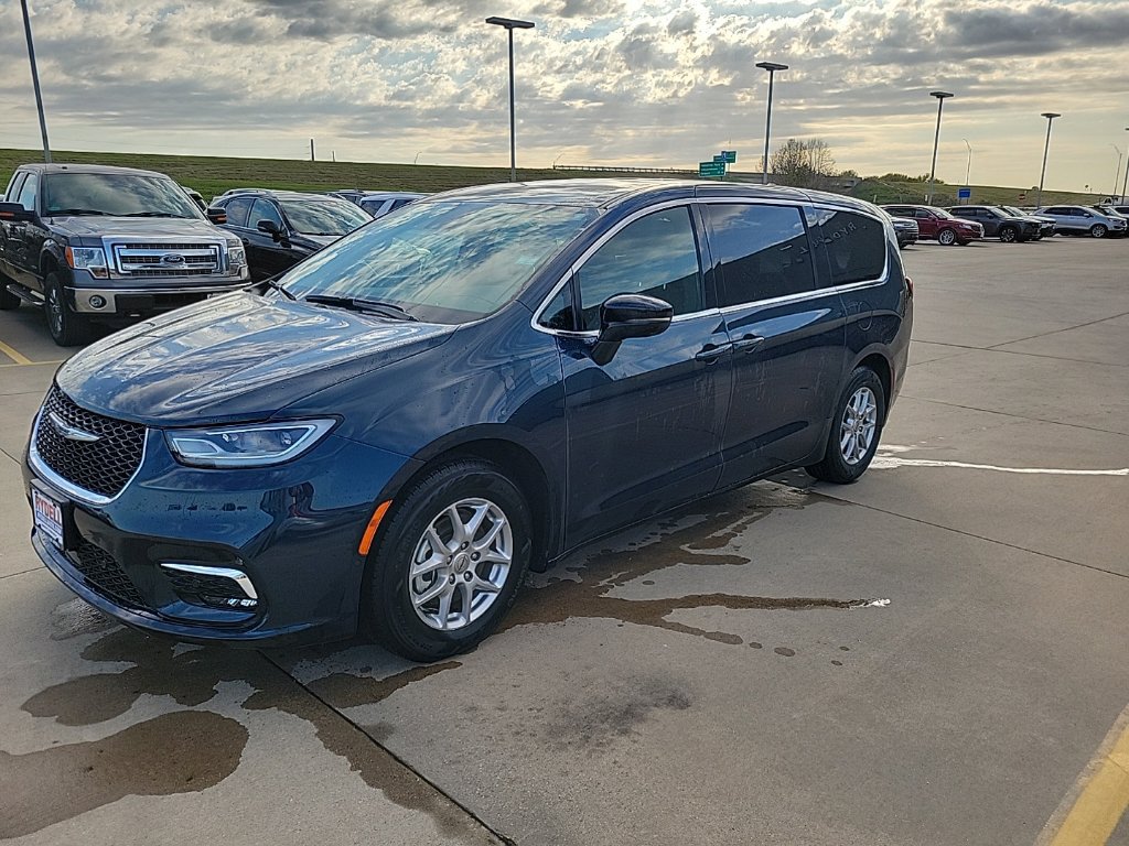 Certified 2025 Chrysler Pacifica Select w/ Uconnect Theater Family Group FWD image 7