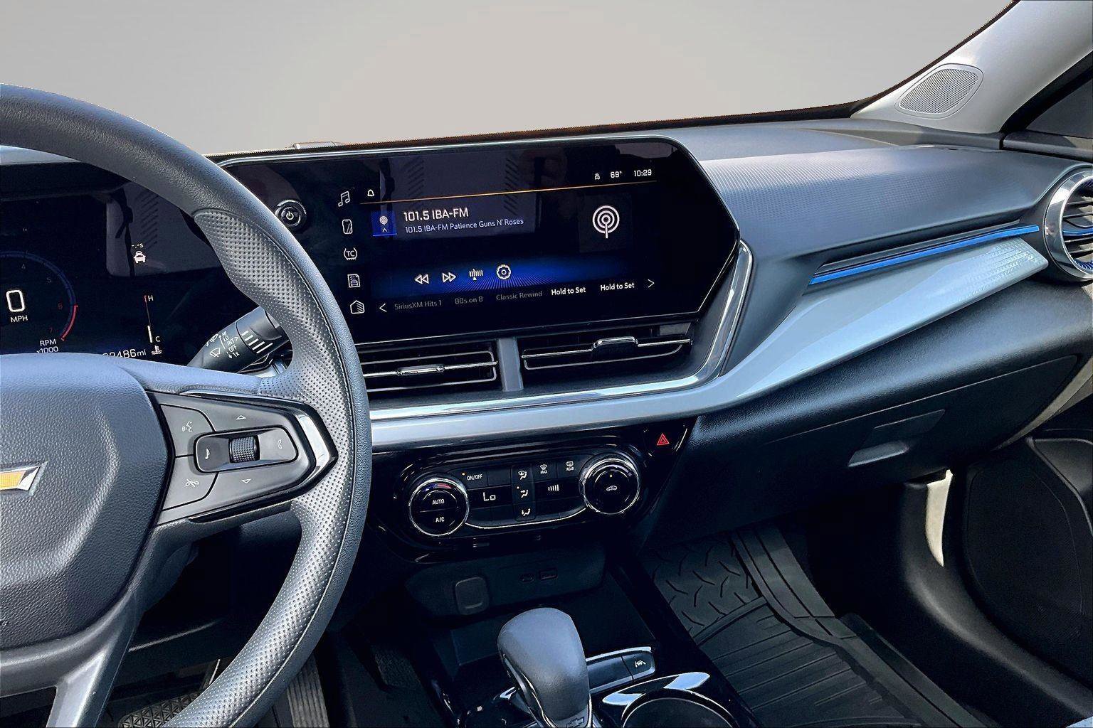 Used 2025 Chevrolet Trax LT FWD image 7