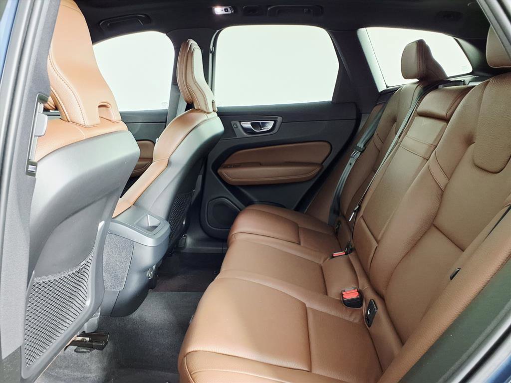 Used 2021 Volvo XC60 T5 Momentum w/ Advanced Package image 13