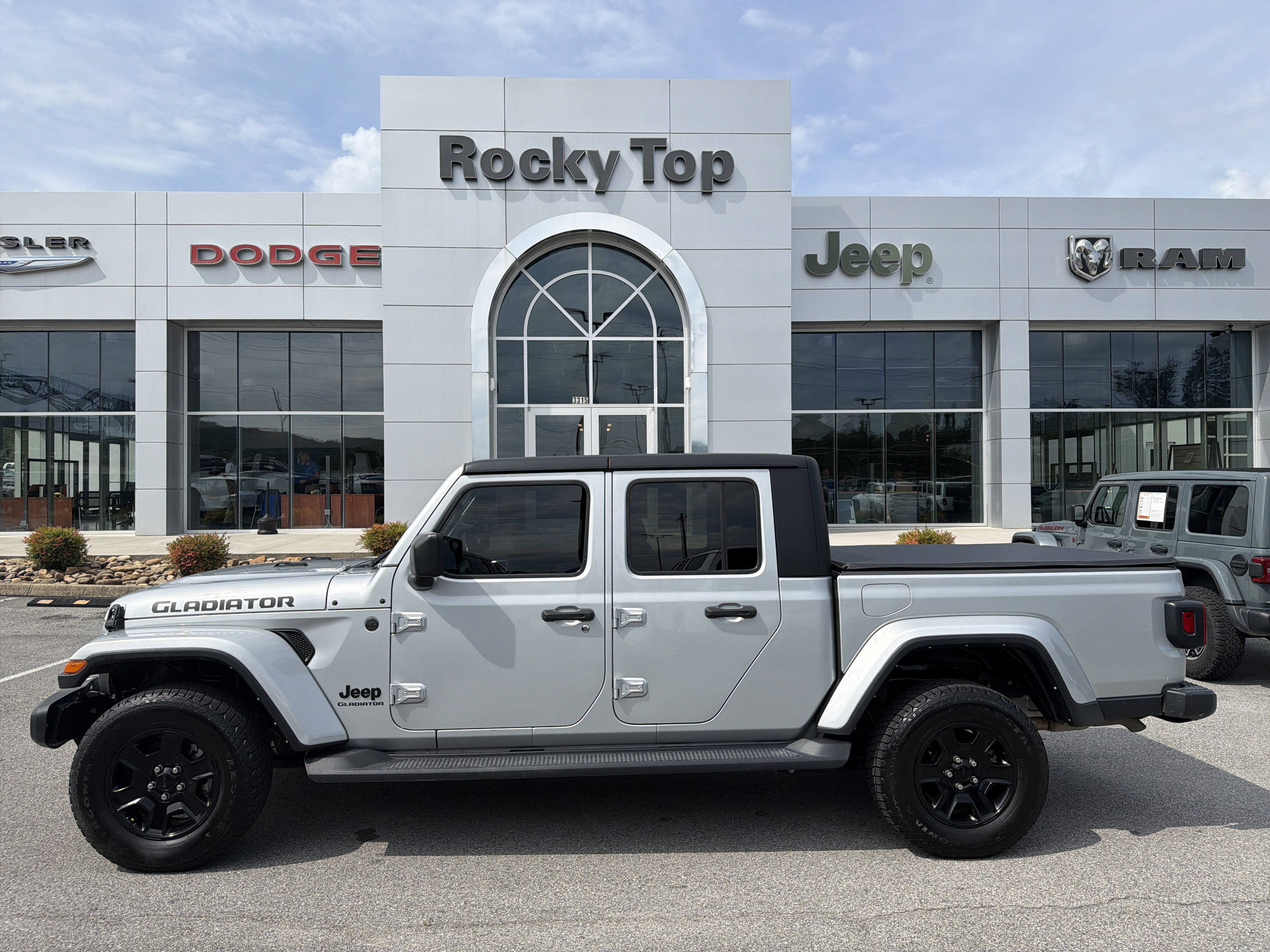 Used 2022 Jeep Gladiator Sport AWD/4WD image 1