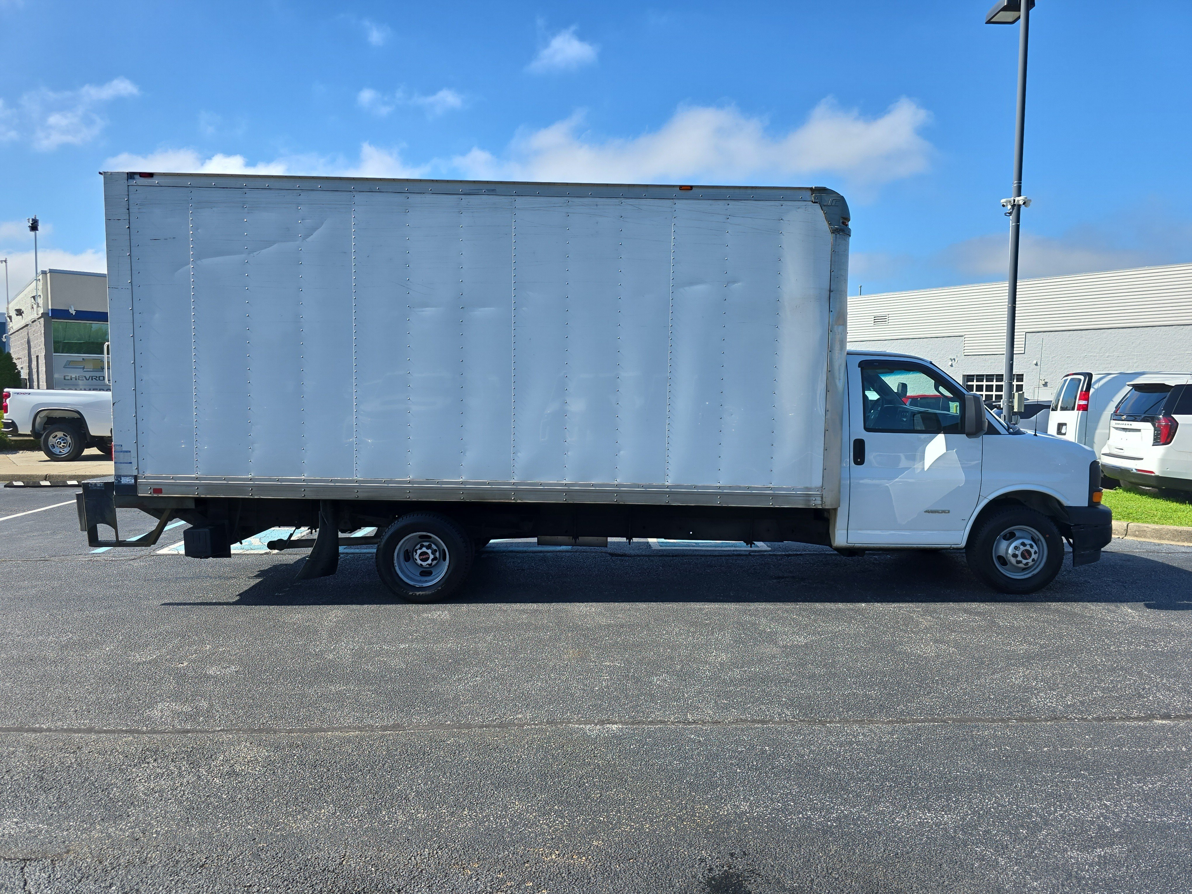 Used 2017 GMC Savana 4500 RWD image 2