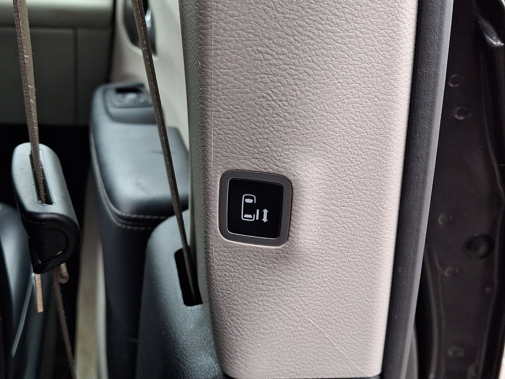 Used 2023 Chrysler Pacifica Touring-L image 14