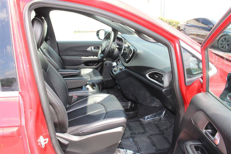 Used 2025 Chrysler Pacifica Select FWD image 14