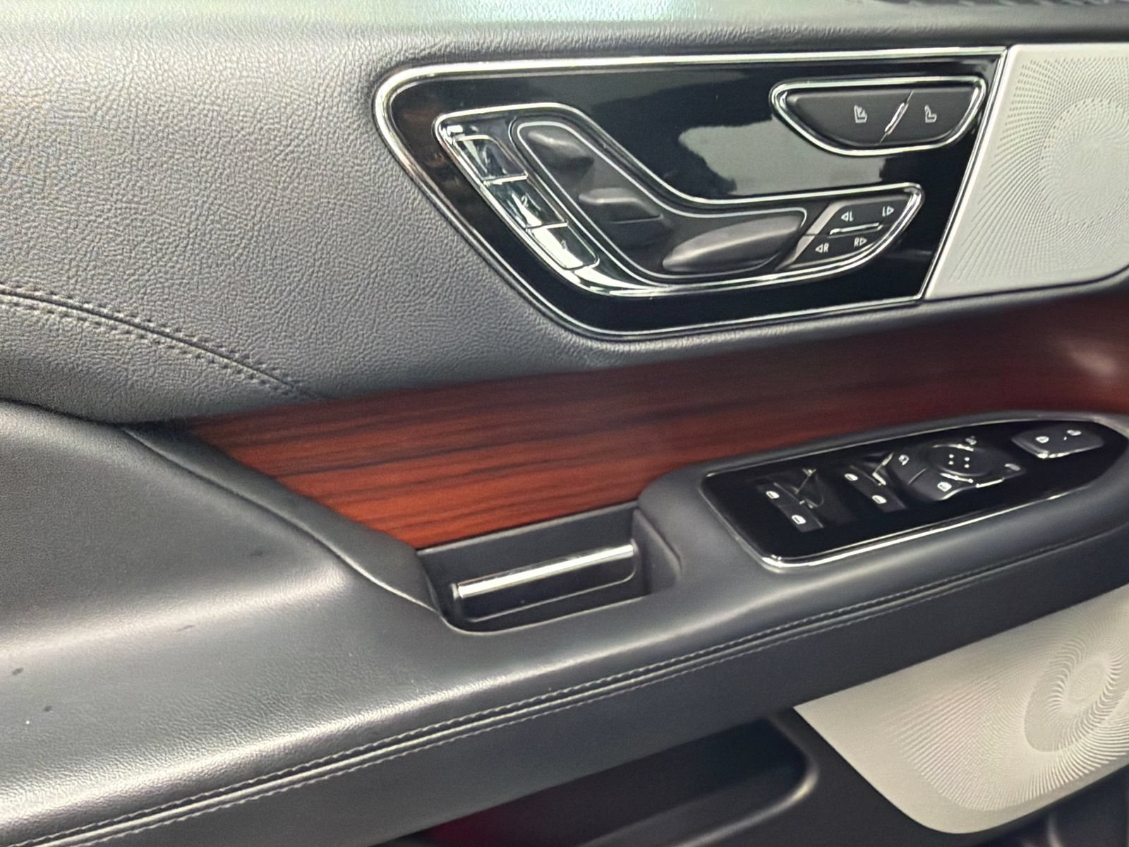 Certified 2023 Lincoln Navigator Reserve AWD/4WD image 36