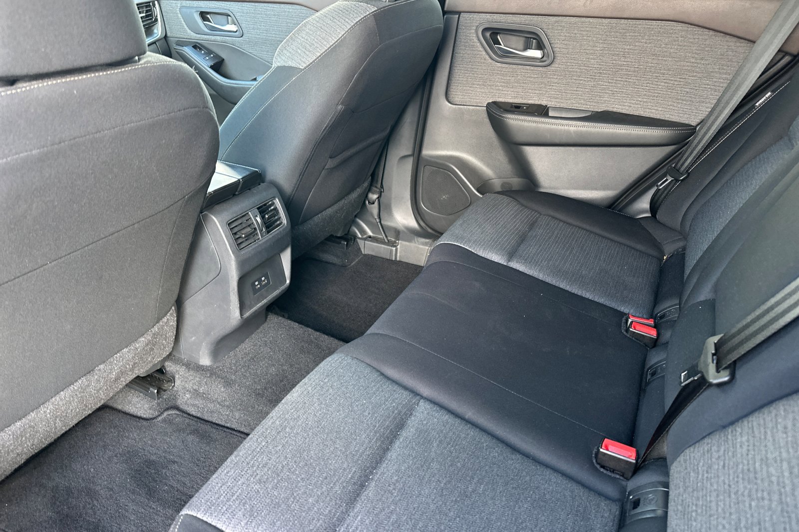 Used 2023 Nissan Rogue SV image 12