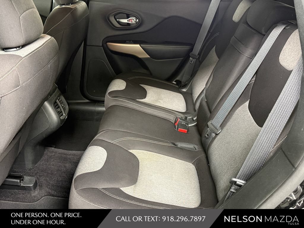 Used 2017 Jeep Cherokee Sport FWD image 29