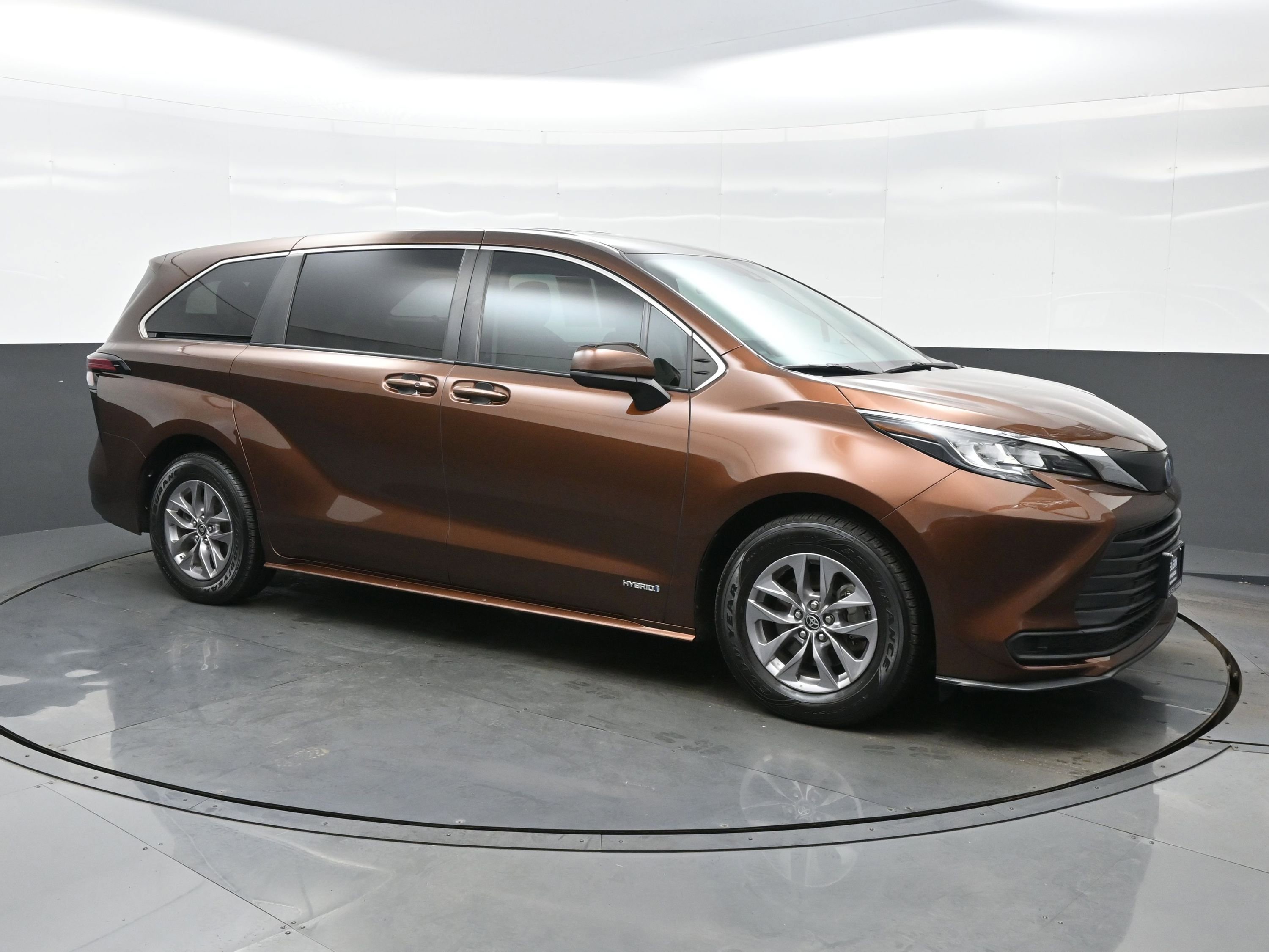 Used 2021 Toyota Sienna LE image 8