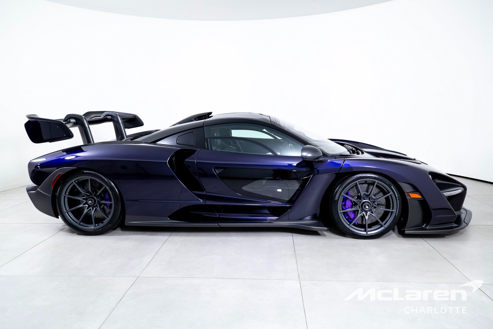 Used 2019 McLaren Senna RWD image 10
