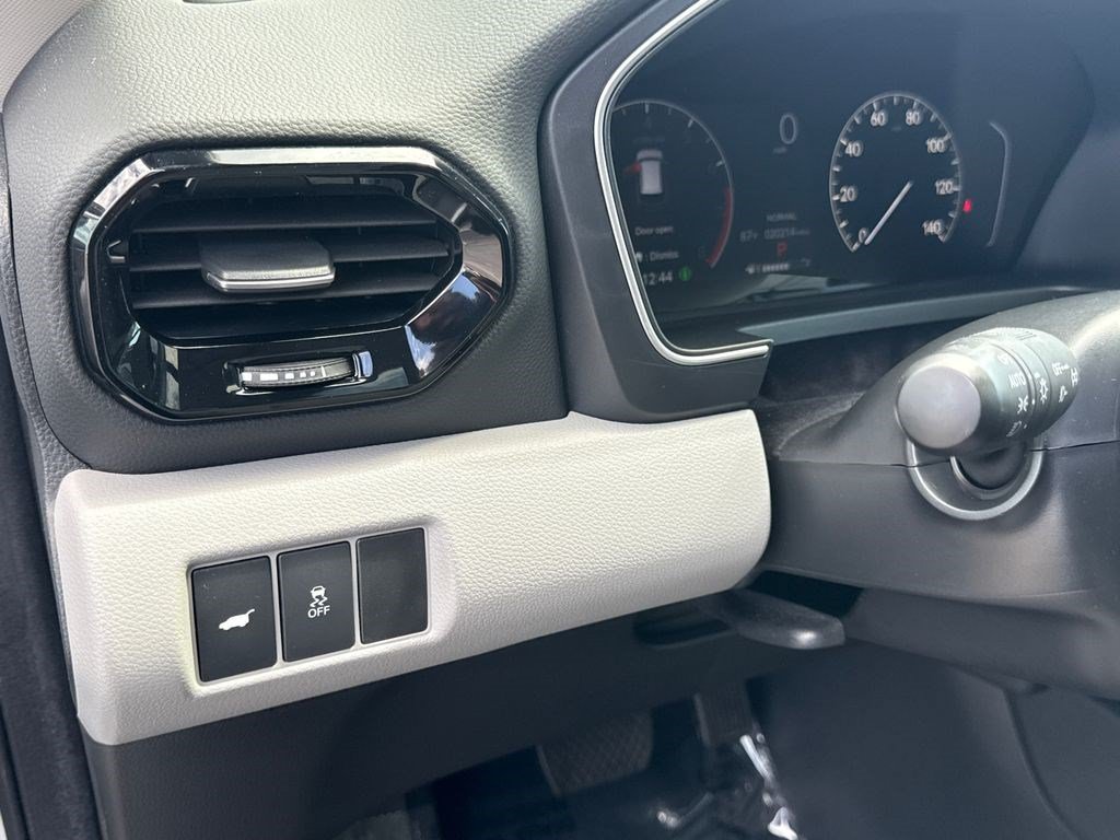 Certified 2025 Honda Pilot Touring image 24