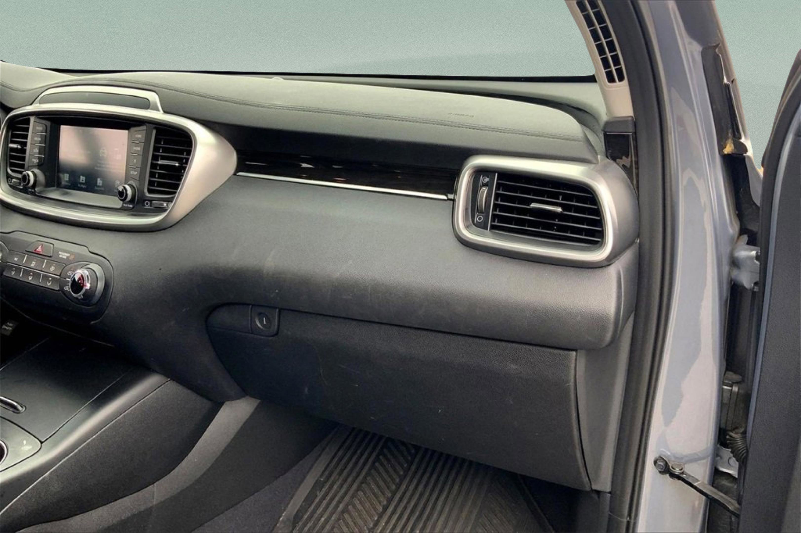 Used 2020 Kia Sorento LX image 17