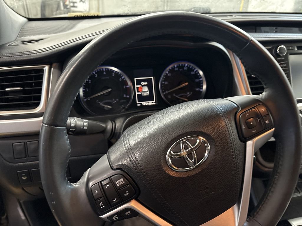 Used 2015 Toyota Highlander XLE image 10