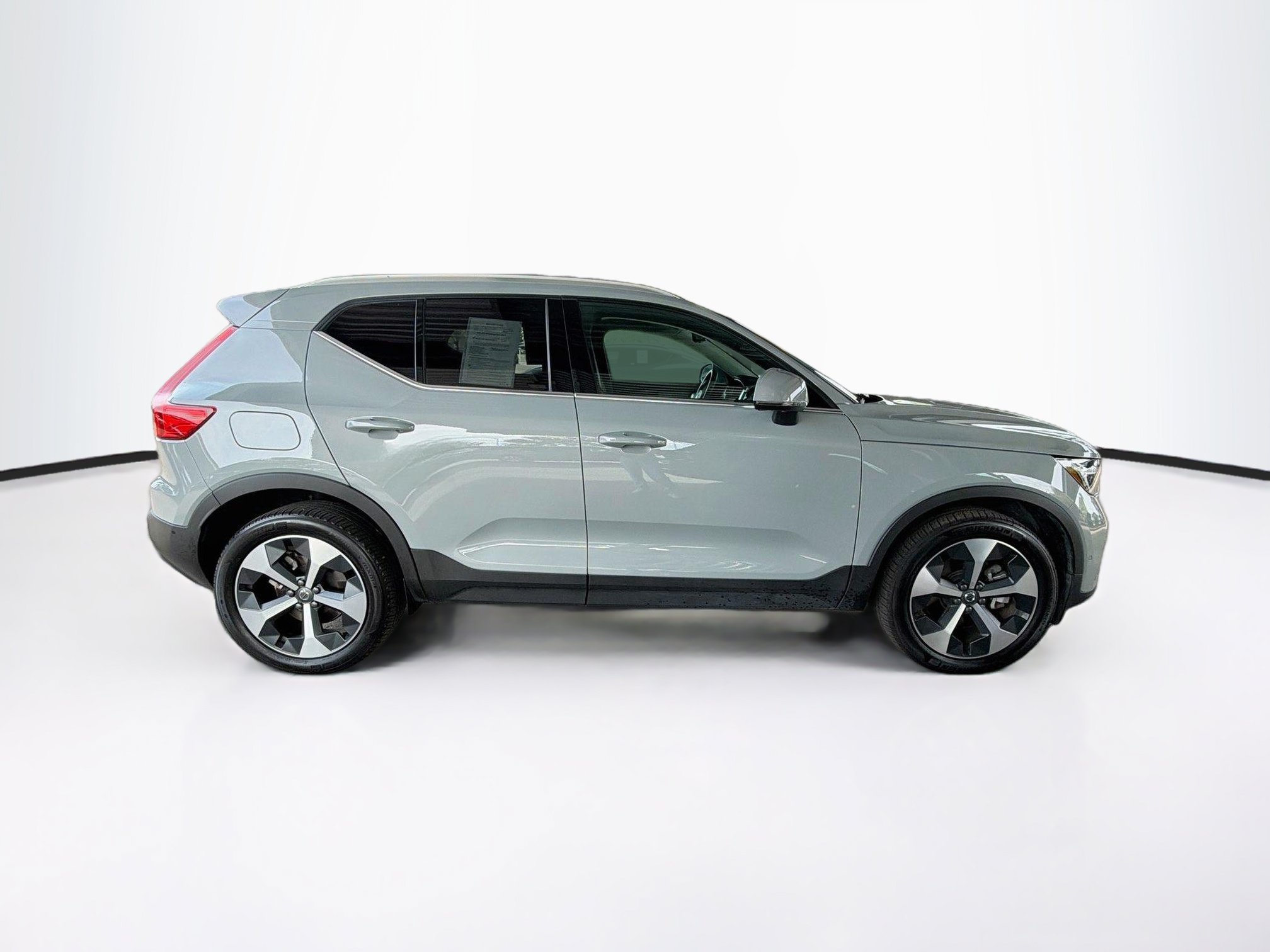 Used 2025 Volvo XC40 B5 Plus AWD/4WD image 10