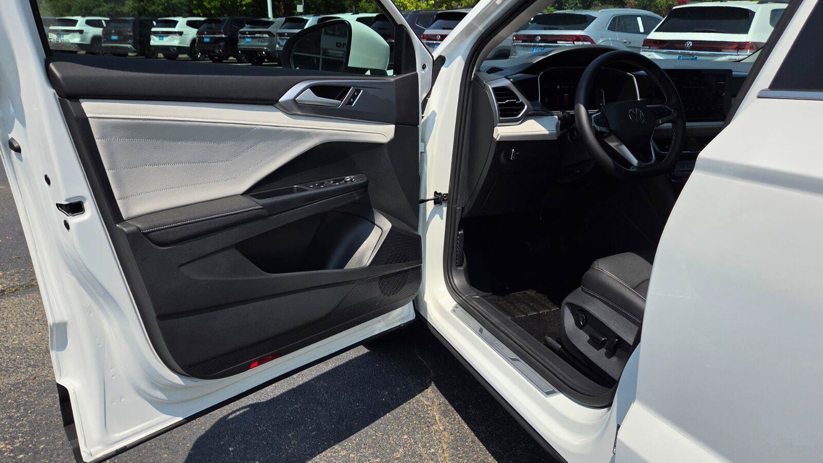 Used 2025 Volkswagen Taos SEL AWD/4WD image 19
