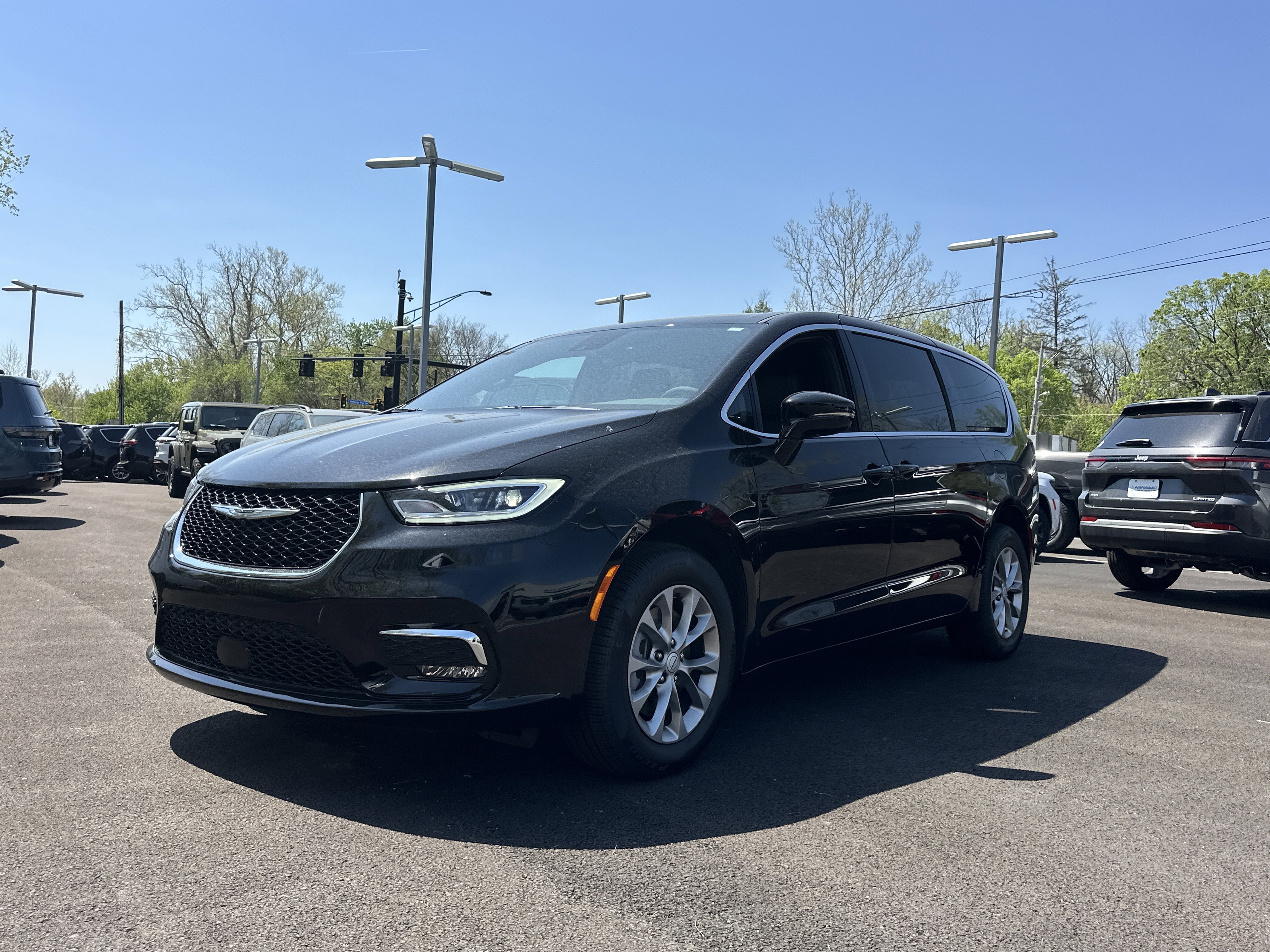 New 2026 Chrysler Pacifica Limited w/ Trailer Tow Group AWD/4WD image 21