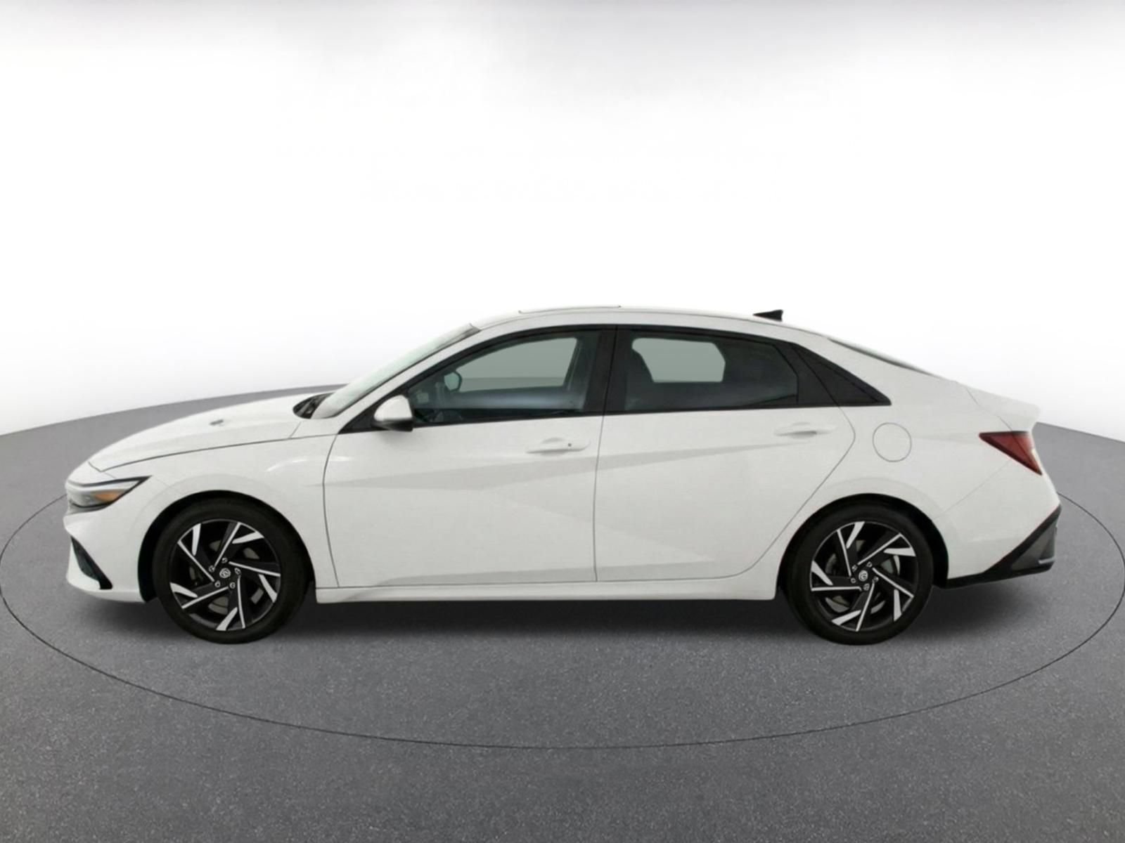Used 2025 Hyundai Elantra SEL FWD image 4