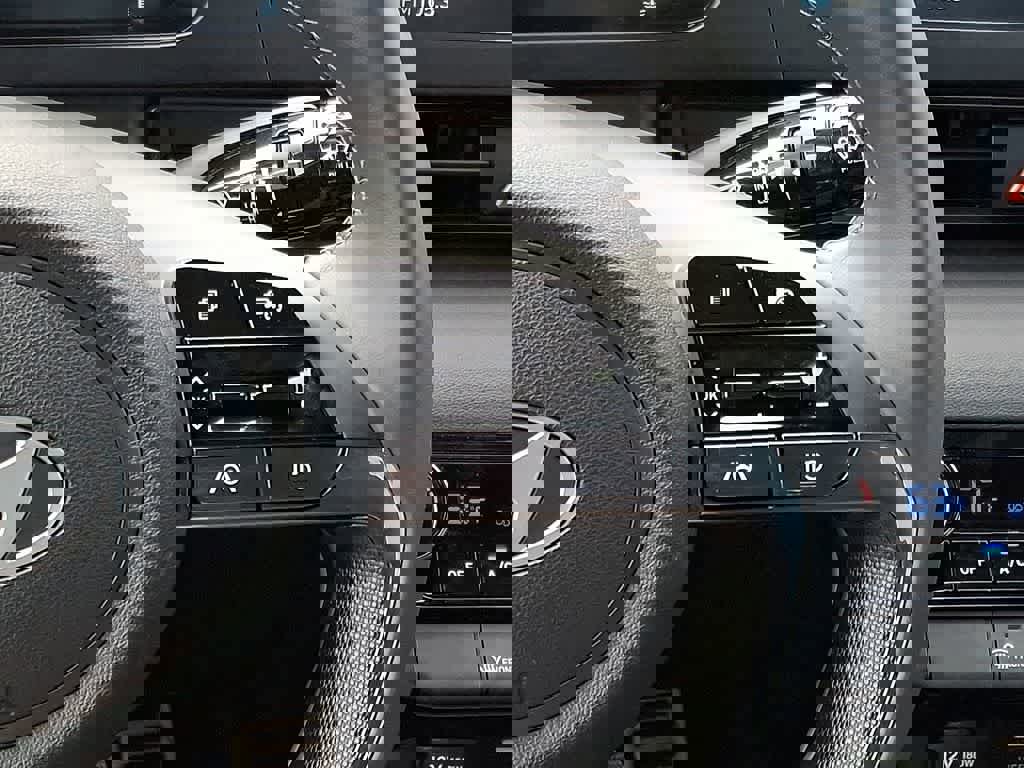 Certified 2025 Hyundai Elantra Sport image 20