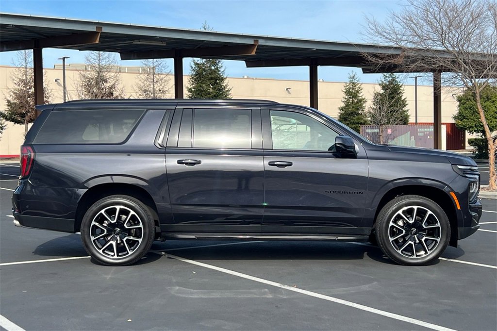 Used 2025 Chevrolet Suburban RST image 8
