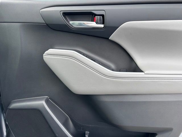 Used 2022 Toyota Highlander XLE image 24