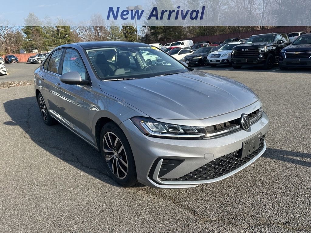 Used 2025 Volkswagen Jetta SE image 2