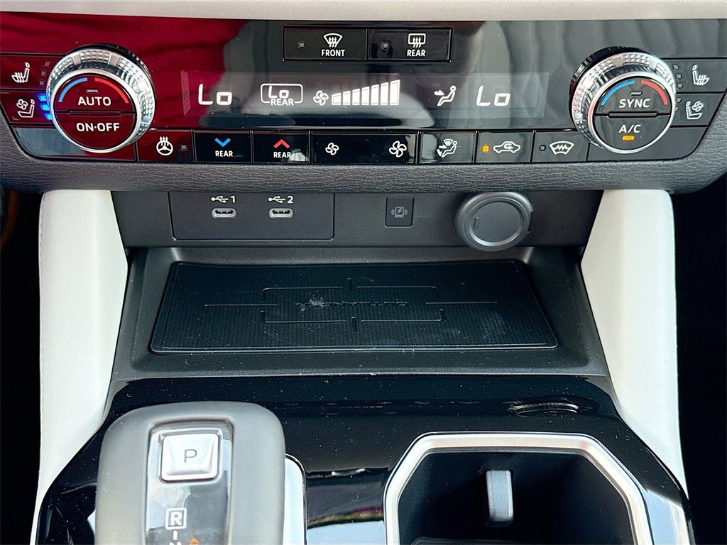 New 2025 Mitsubishi Outlander SEL image 16