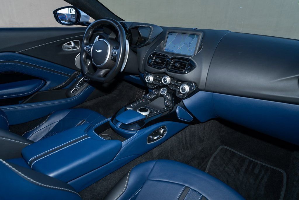 Used 2023 Aston Martin V8 Vantage Roadster image 18
