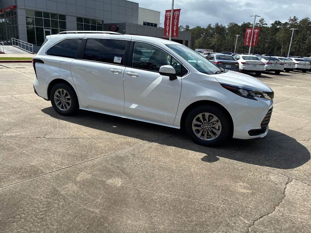 New 2026 Toyota Sienna LE FWD image 9