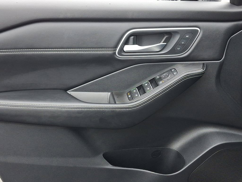 Used 2024 Nissan Rogue Platinum w/ Platinum Premium Package image 13