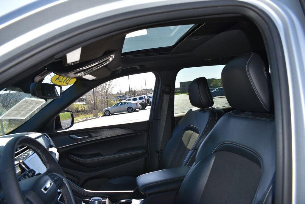 Used 2024 Jeep Grand Cherokee Altitude image 13