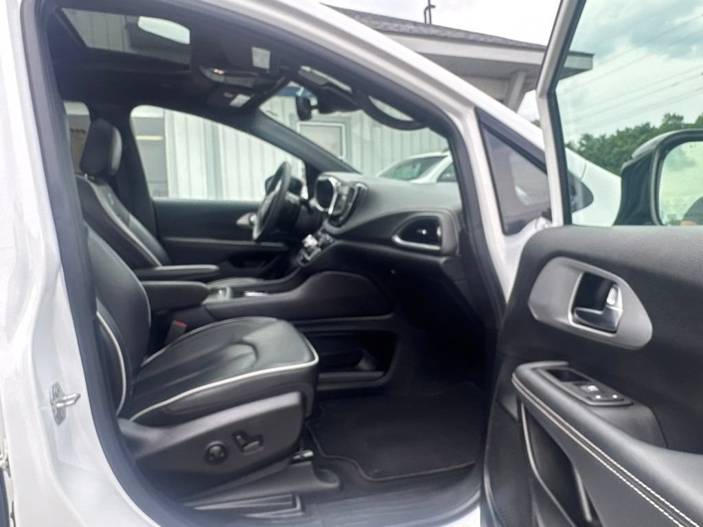Used 2025 Chrysler Pacifica Limited FWD image 25