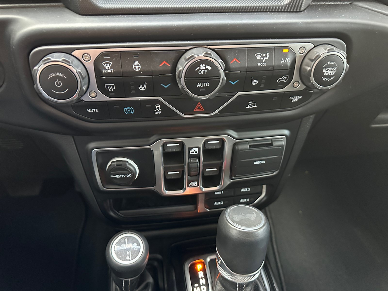 Used 2023 Jeep Wrangler Unlimited Sahara w/ Cold Weather Group AWD/4WD image 23