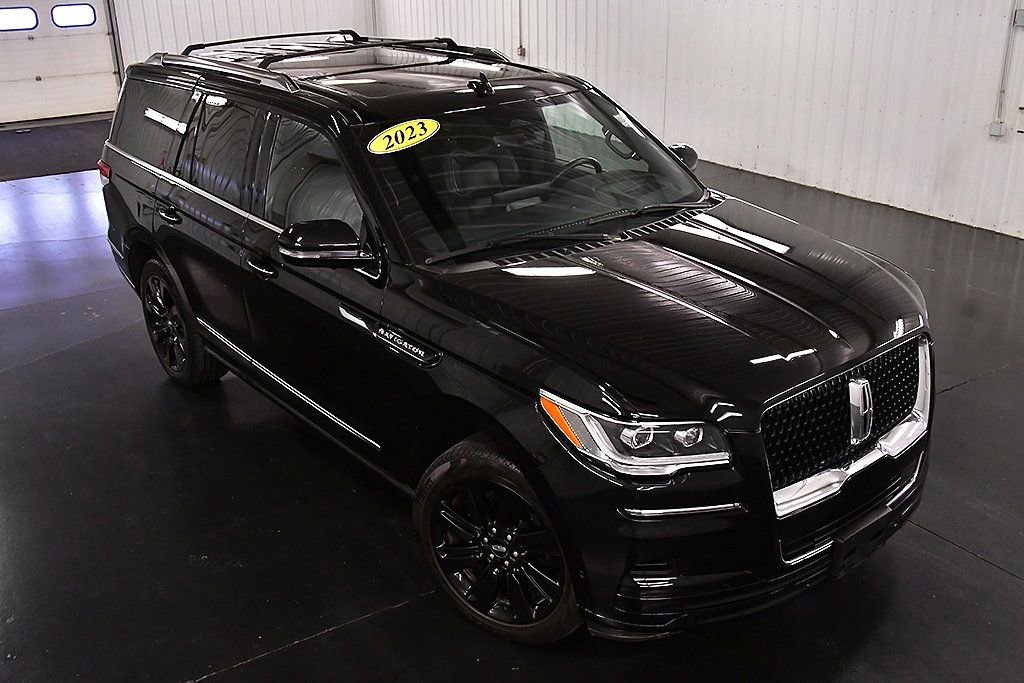 Used 2023 Lincoln Navigator Reserve image 11