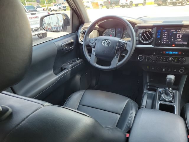 Used 2019 Toyota Tacoma TRD Sport w/ TRD Premium Sport Package AWD/4WD image 13