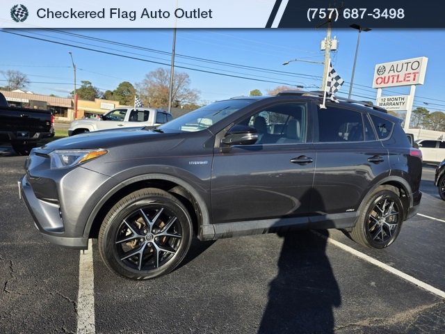 Used 2018 Toyota RAV4 SE image 2