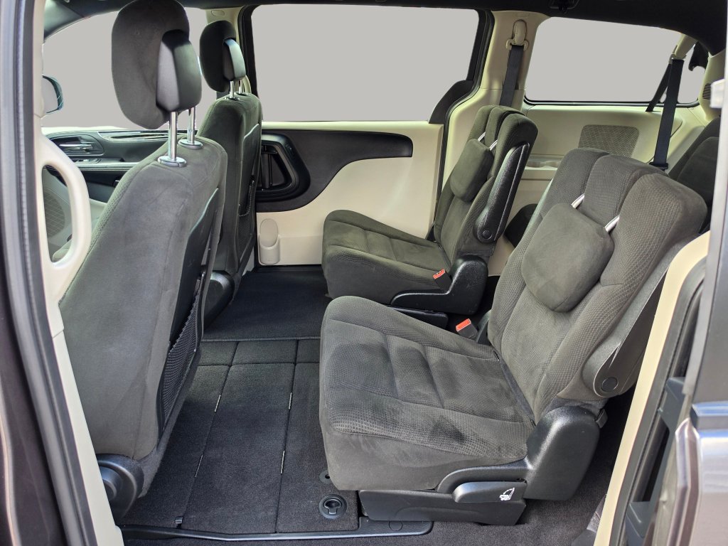 Used 2016 Dodge Grand Caravan SE FWD image 24