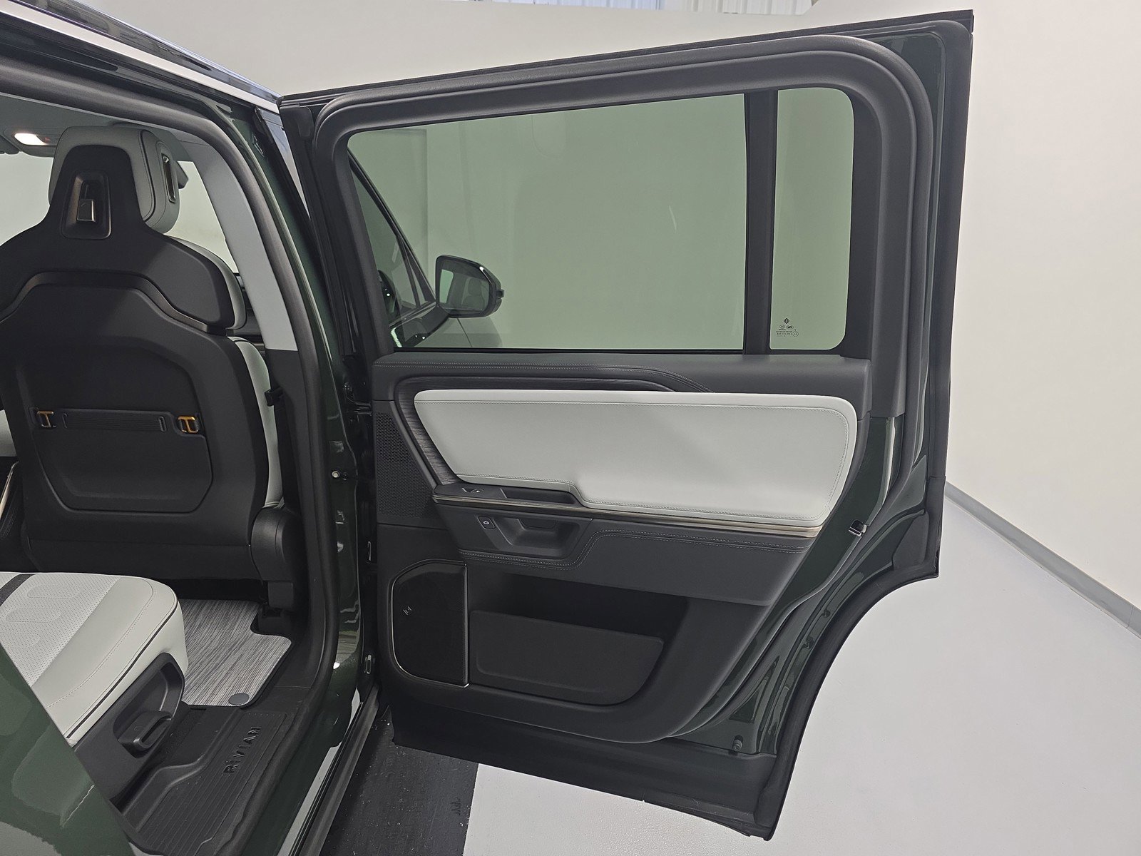 Used 2025 Rivian R1S Adventure AWD/4WD image 19