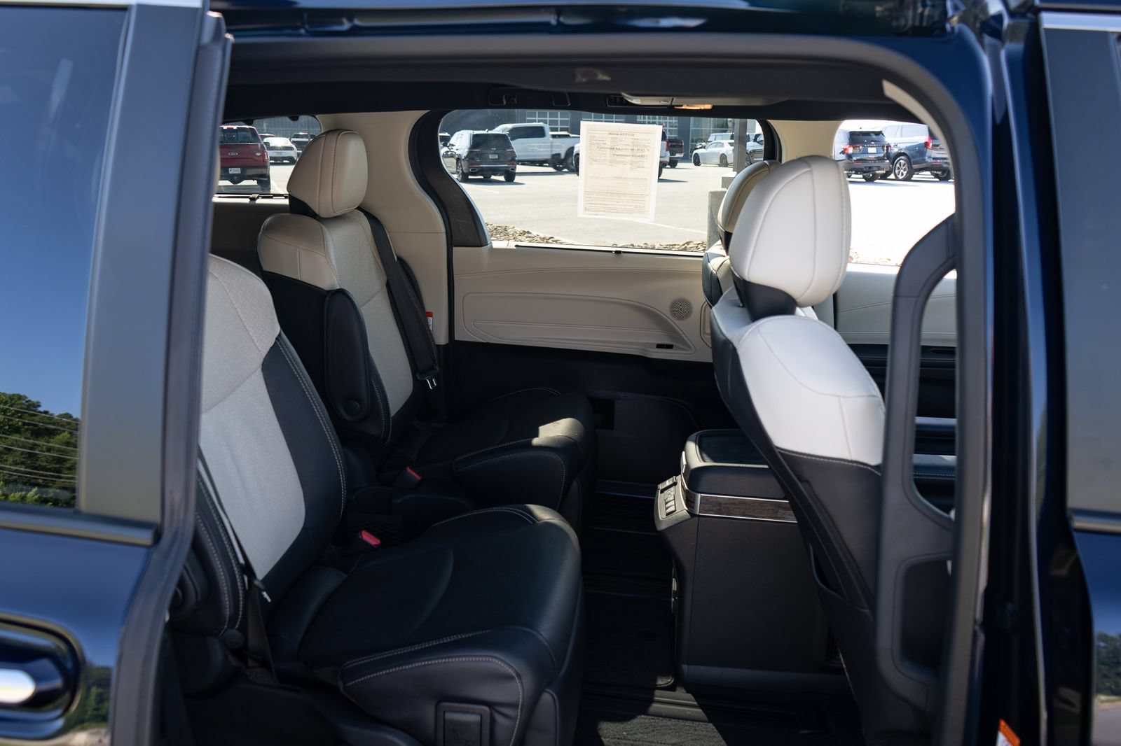 Used 2025 Toyota Sienna Platinum AWD/4WD image 21