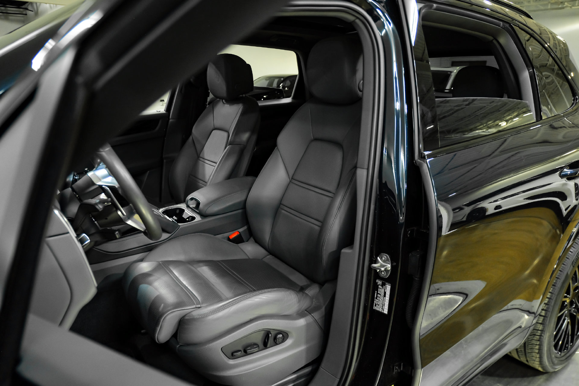 Used 2023 Porsche Cayenne AWD/4WD image 36