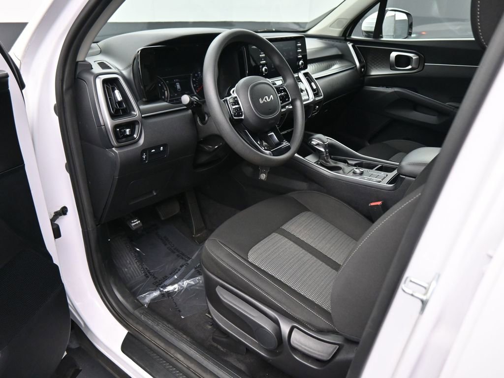 Used 2022 Kia Sorento LX image 2