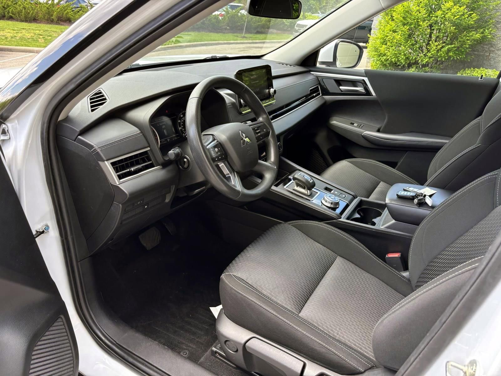 Used 2023 Mitsubishi Outlander ES AWD/4WD image 25