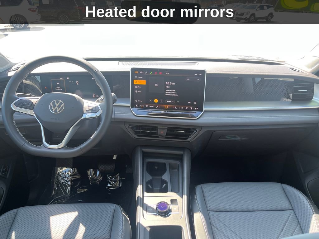 Used 2025 Volkswagen Tiguan SE w/ Panoramic Sunroof Package image 18