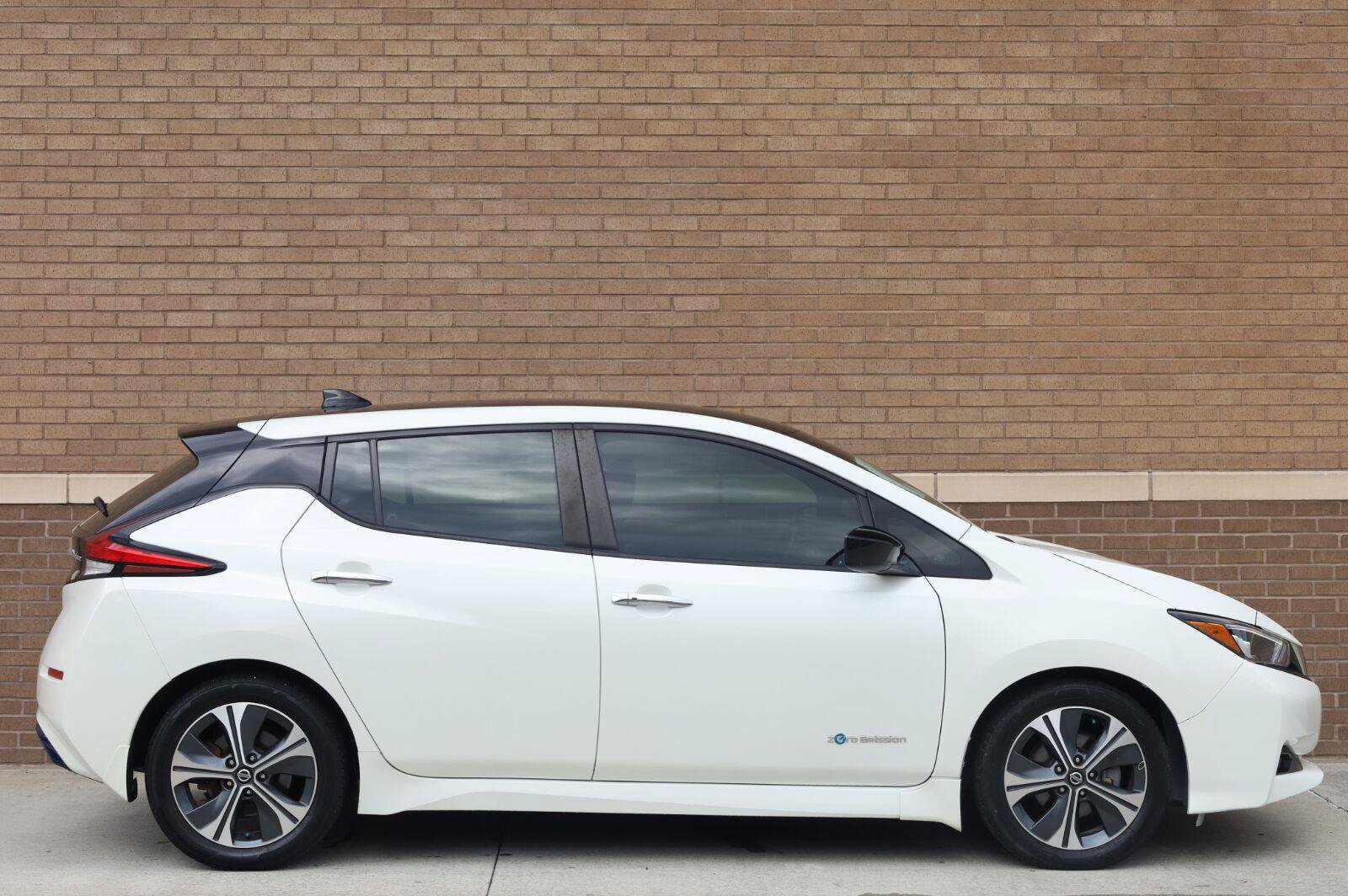 Used 2018 Nissan Leaf SV w/ SV Technology Package FWD image 3