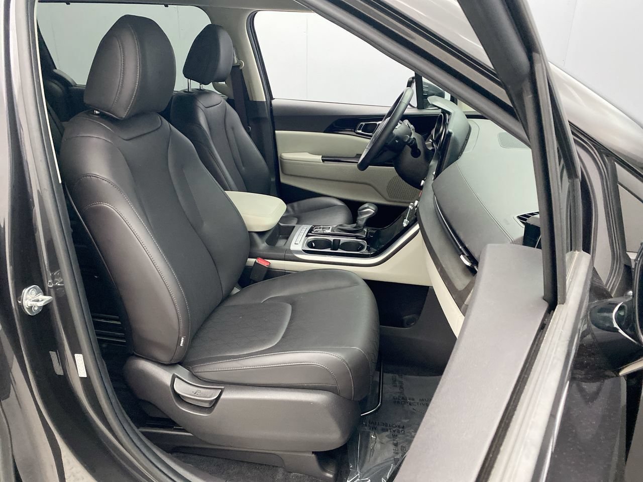 Used 2024 Kia Carnival EX FWD image 24