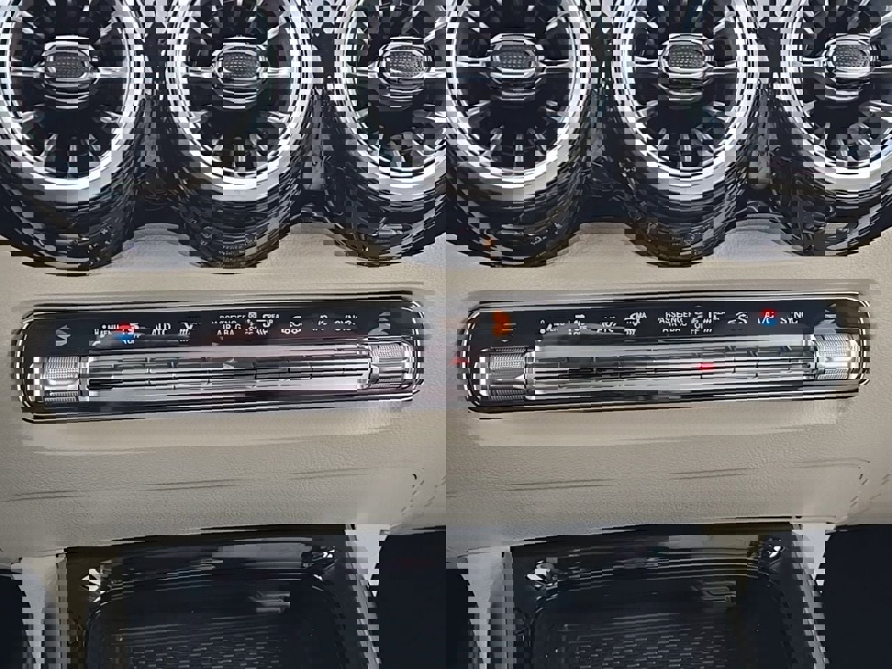 Used 2025 Mercedes-Benz GLB 250 4MATIC image 17