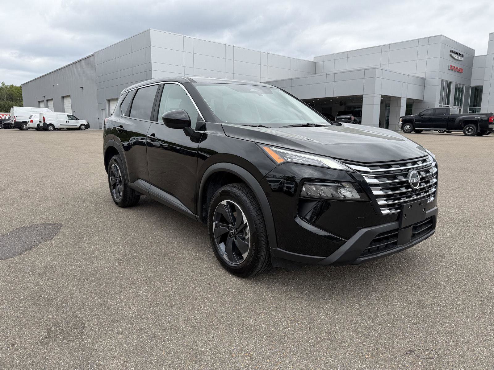 Used 2025 Nissan Rogue SV image 3