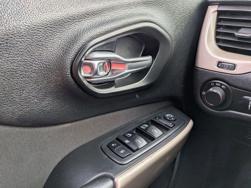 Used 2017 Jeep Cherokee Sport image 27