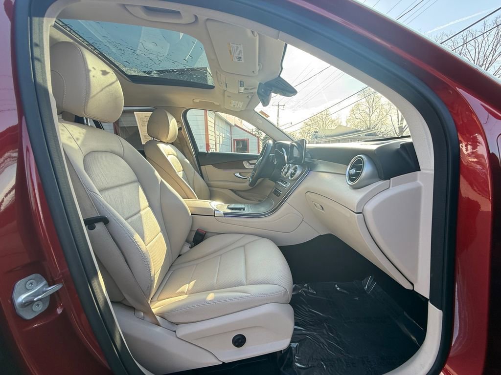 Used 2021 Mercedes-Benz GLC 300 4MATIC w/ Premium Package image 24