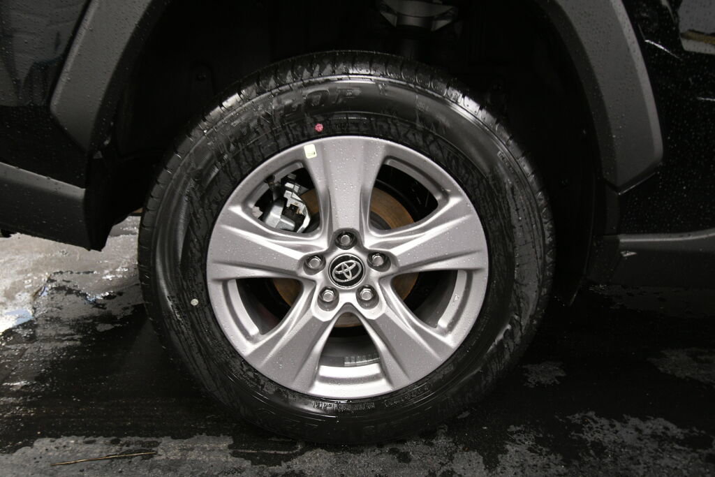 Used 2025 Toyota RAV4 XLE image 32