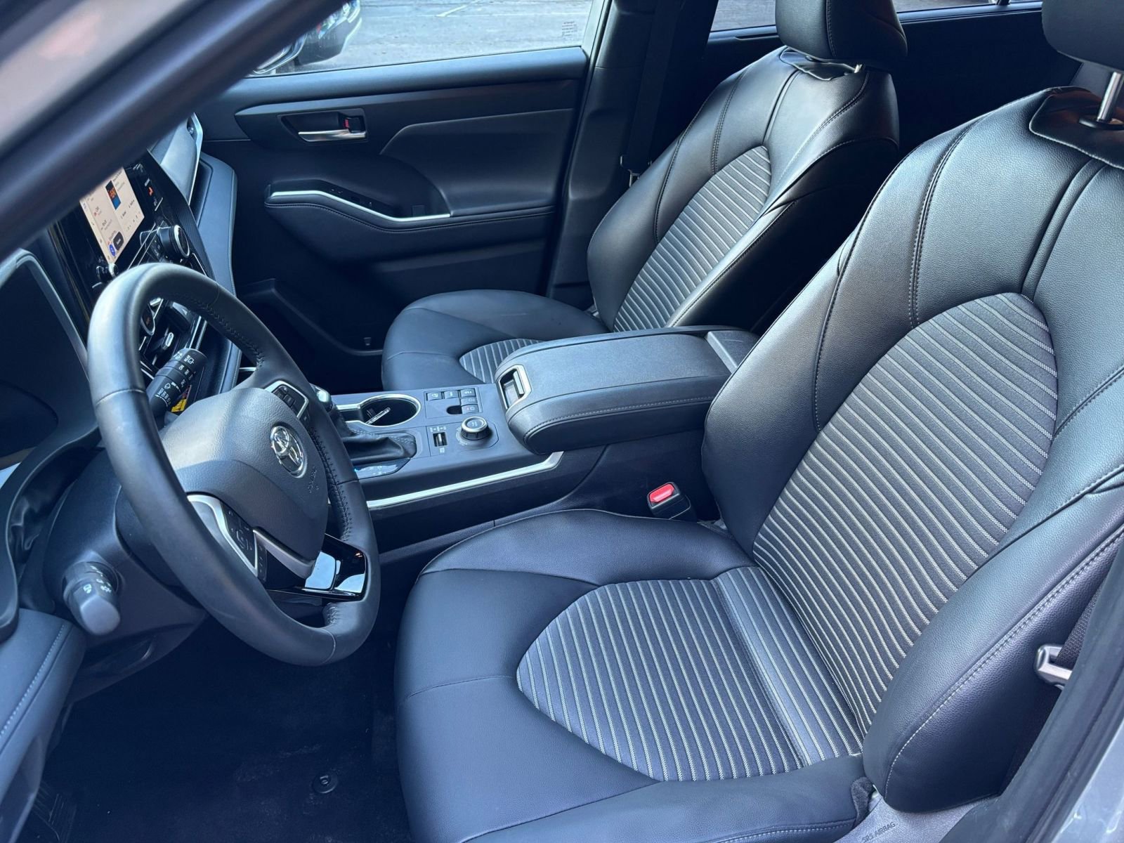 Used 2025 Toyota Highlander XSE AWD/4WD image 29