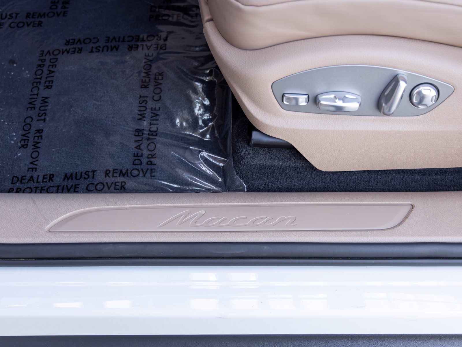 Certified 2026 Porsche Macan AWD/4WD image 25